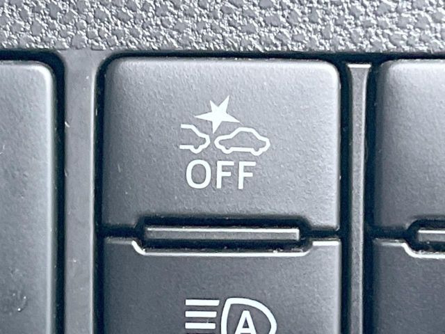 【スマートアシスト】走行中に前方の車両等を認識し、衝突しそうな時は警報とブレーキで衝突回避と被害軽減をアシスト。より安全にドライブをお楽しみいただけます。