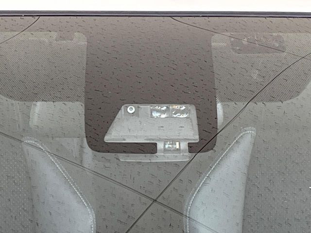 【プリクラッシュセーフティ】前方の車両等を検知し、衝突しそうな時は警報で注意を促し、ブレーキを踏む力をサポート。ブレーキを踏めなかった場合は衝突被害軽減ブレーキが作動、衝突回避をサポートします。