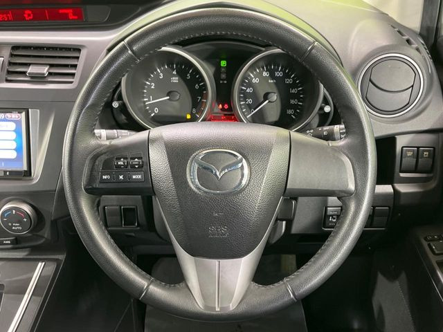 �C���e���A�ɍ��킹���f�U�C���̃X�e�A�����O�́A�^�]�������̂��Ƃ��l���A�^�]���₷���`��A�傫���ł��B�����x�A���ۂɐG���Ă��m���߂��������B