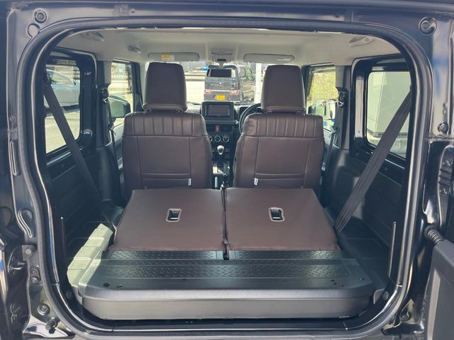 普段のお買い物や通勤、送迎等に十分な荷室スペースを確保しております。セカンドシートを倒すと、大きな荷物の積載も可能です♪
