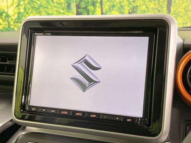 【純正ナビ】人気の純正ナビを装備しております。ナビの使いやすさはもちろん、オーディオ機能も充実!キャンプや旅行はもちろん、通勤や買い物など普段のドライブも楽しくなるはず♪