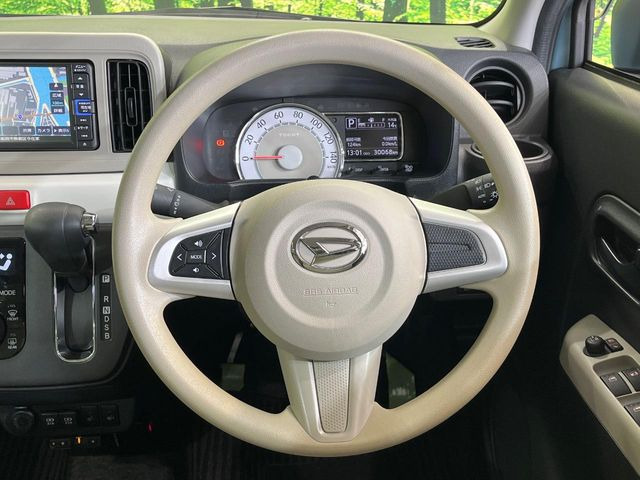 �C���e���A�ɍ��킹���f�U�C���̃X�e�A�����O�́A�^�]�������̂��Ƃ��l���A�^�]���₷���`��A�傫���ł��B�����x�A���ۂɐG���Ă��m���߂��������B