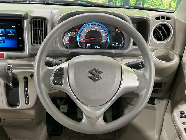 �C���e���A�ɍ��킹���f�U�C���̃X�e�A�����O�́A�^�]�������̂��Ƃ��l���A�^�]���₷���`��A�傫���ł��B�����x�A���ۂɐG���Ă��m���߂��������B