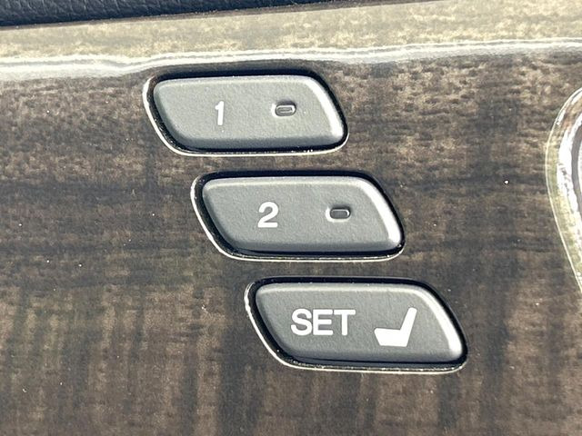 【メモリー機能付きパワーシート】ドライバーごとに設定したシート位置を記憶して、ボタン一つで切り替えできる便利な機能!運転する方が複数名いらっしゃるご家庭におすすめです♪