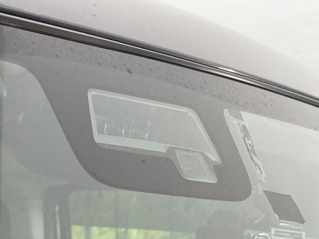 【スズキ セーフティサポート】走行中に前方の車両等を認識し、衝突しそうな時は警報とブレーキで衝突回避と被害軽減をアシスト。より安全にドライブをお楽しみいただけます。