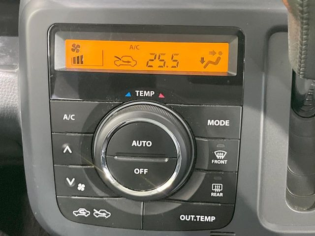 【オートエアコン】一度お好みの温度に設定すれば、車内の温度を検知し風量や温度を自動で調整。暑い&hellip;寒い&hellip;と何度もスイッチ操作をする必要はありません。快適な車内空間には必須の機能ですね♪