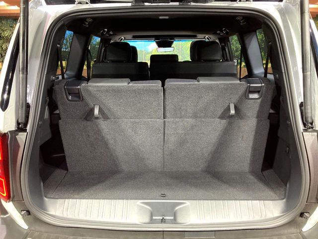 ���i�̂���������ʋ΁A���}���ɏ\���ȉ׎��X�y�[�X���m�ۂ��Ă���܂��B�Z�J���h�V�[�g��|���ƁA�傫�ȉו��̐ύڂ��\�ł���