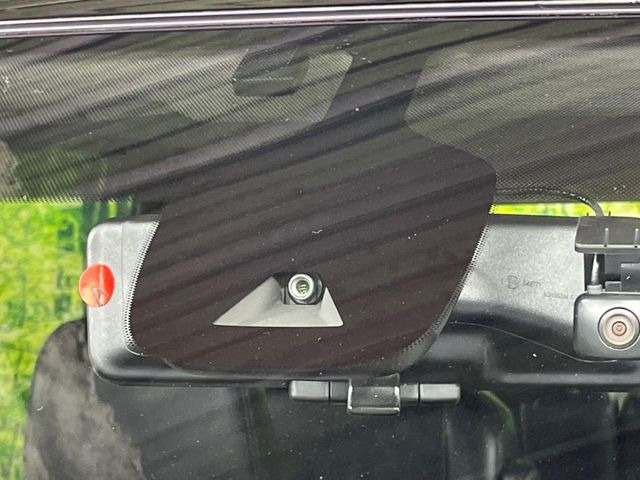 【エマージェンシーブレーキ】走行中に前方の車両等を認識し、衝突しそうな時は警報とブレーキで衝突回避と被害軽減をアシスト。より安全にドライブをお楽しみいただけます。