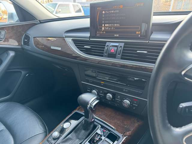 ☆納車までに車両美装など専任スタッフが作業いたします☆ 内装はスチーム洗浄をはじめ、できるだけ気分よくお乗りいただけるよう美装いたします!外装は機械で磨きをかけて、ワックスコーティングをかけています。