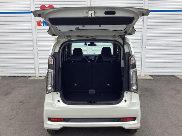 ���i�̂���������ʋ΁A���}���ɏ\���ȉ׎��X�y�[�X���m�ۂ��Ă���܂��B�Z�J���h�V�[�g��|���ƁA�傫�ȉו��̐ύڂ��\�ł���