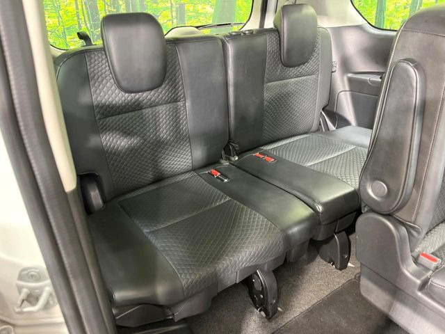 3列目シートはもちろん状態良好☆大人でもゆったりと座って頂けますので、大人数でのお出かけもラクラクです♪ご家族で、気の知れた仲間で、ドライブに行くのが楽しみですね♪