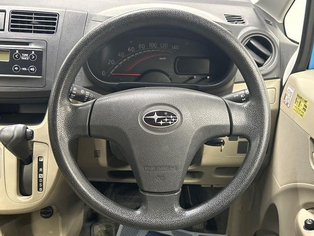 �C���e���A�ɍ��킹���f�U�C���̃X�e�A�����O�́A�^�]�������̂��Ƃ��l���A�^�]���₷���`��A�傫���ł��B�����x�A���ۂɐG���Ă��m���߂��������B