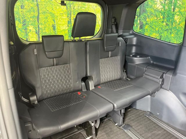 3列目シートはもちろん状態良好☆大人でもゆったりと座って頂けますので、大人数でのお出かけもラクラクです♪ご家族で、気の知れた仲間で、ドライブに行くのが楽しみですね♪