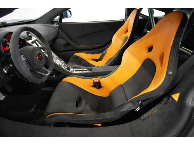 黒を基調とした内装は大人の落ち着きを感じつつ、オレンジのカラーリングがレーシングスピリットを表現しています。
