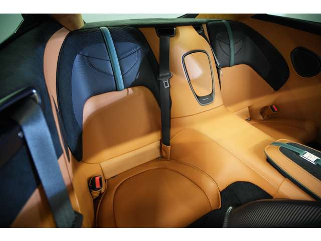 後席はコンパクトながら上質なレザーで仕立てられ、荷物スペースとしても実用的に活用可能。短距離であれば大人の乗車も対応でき、ラグジュアリークーペとしての実用性も兼ね備えています。