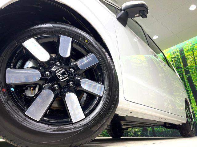 【純正15インチアルミホイール】外観にマッチした純正アルミホイールを装着しております。各種社外アルミホイールや、スタッドレスタイヤも取扱いしております。是非ご相談ください♪
