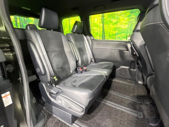 後部座席も気になるようなキズ・汚れやへたり等、大きなダメージはなく、良好な状態です。