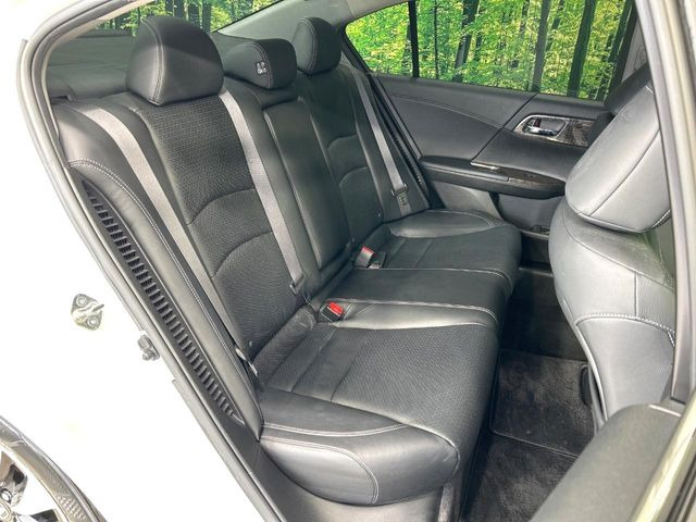 後部座席も気になるようなキズ・汚れやへたり等、大きなダメージはなく、良好な状態です。