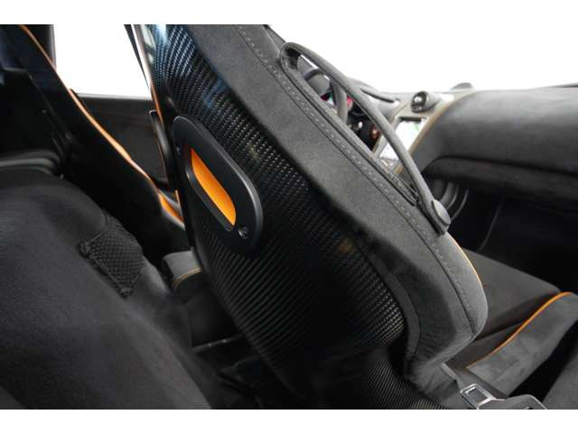 徹底的に軽量化を追求。走りに対する飽くなき探究心はマクラーレンの真髄を感じます。