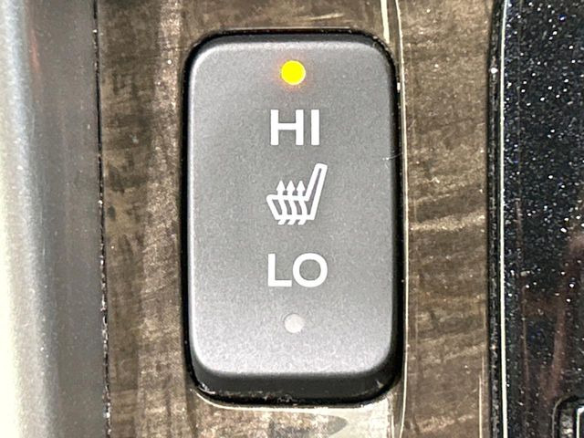 【シートヒーター】寒い日に重宝するシートヒーター!エアコンより早く温まってくれるので寒がりの人も安心ですね♪エアコンの温風は乾燥するから苦手、という方にもをおすすめです。