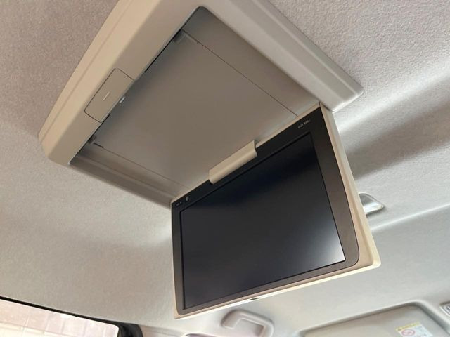 【フリップダウンモニター】大画面モニターで後席でもエンタメをお楽しみいただけます。小さなお子様にも大人気の装備です♪