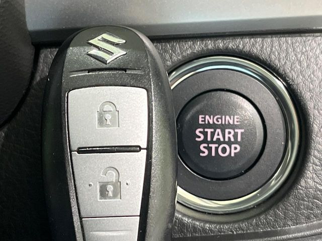 【キーレススタートシステム】カバンやポケットに入れたままでもドアの施錠・解錠が可能なスマートキーを装備。エンジンのオン・オフ時もカギを取り出す必要が無いからとっても便利です♪