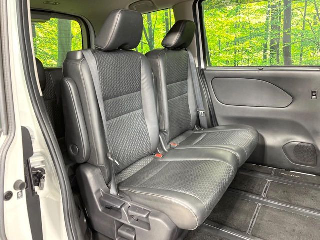 後部座席も気になるようなキズ・汚れやへたり等、大きなダメージはなく、良好な状態です。