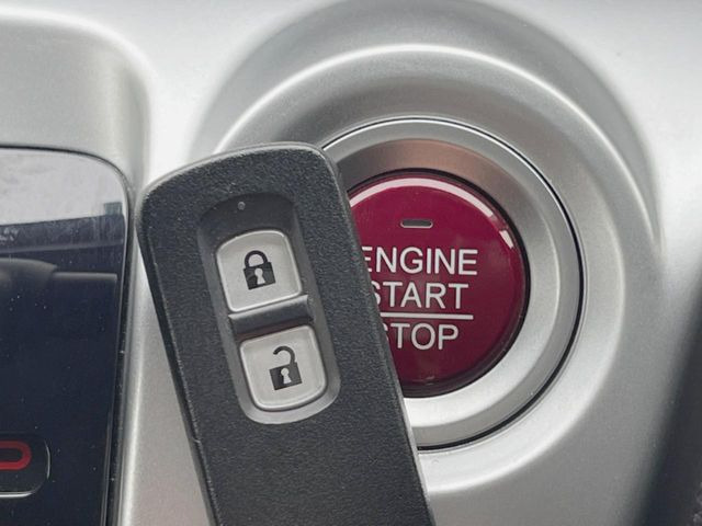 �yHonda�X�}�[�g�L�[�z�J�o����|�P�b�g�ɓ��ꂽ�܂܂ł��h�A�̎{���E�������\�ȃX�}�[�g�L�[�𑕔��B�G���W���̃I���E�I�t�����J�M�����o���K�v����������Ƃ��Ă��֗��ł���