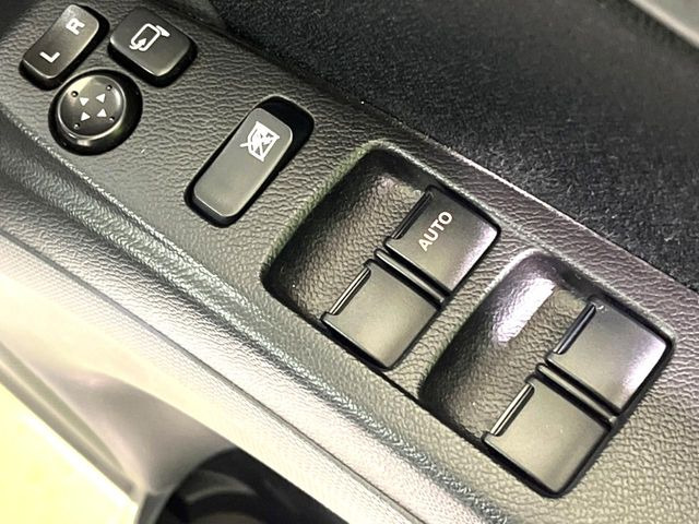 �y�d���i�[�~���[�z�T�C�h�~���[�͓d���i�[���ƂȂ��Ă���A�������ԏ�ł��L�Y�������X�N��}�����܂��B