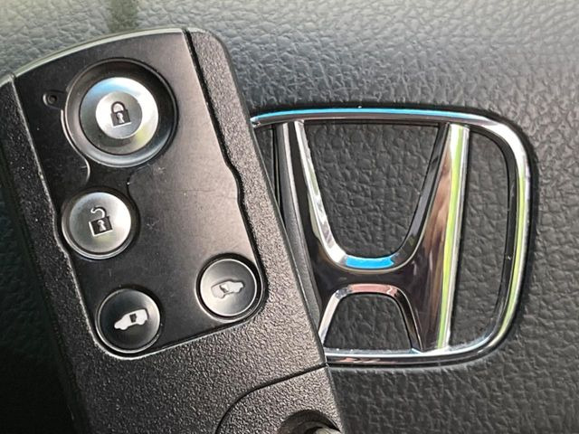 �yHonda�X�}�[�g�L�[�z�J�o����|�P�b�g�ɓ��ꂽ�܂܂ł��h�A�̎{���E�������\�ȃX�}�[�g�L�[�𑕔��B�G���W���̃I���E�I�t�����J�M�����o���K�v����������Ƃ��Ă��֗��ł���