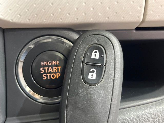 【キーレススタートシステム】カバンやポケットに入れたままでもドアの施錠・解錠が可能なスマートキーを装備。エンジンのオン・オフ時もカギを取り出す必要が無いからとっても便利です♪