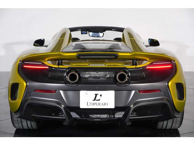 リアにもバンパー、ディフューザー、ロングテールエアブレーキ等のカーボンを使用。サーキット走行で本領発揮するような走りを楽しめる車両になっております。