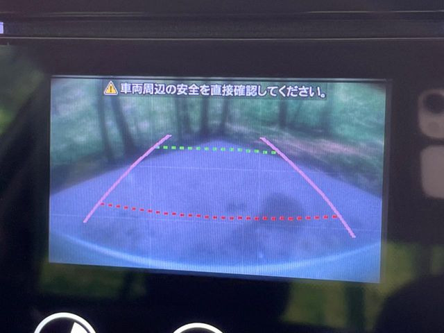 【バックカメラ】駐車時に後方がリアルタイム映像で確認できます。大型商業施設や立体駐車場での駐車時や、夜間のバック時に大活躍!運転スキルに関わらず、今や必須となった装備のひとつです!