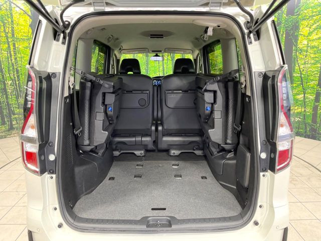 普段のお買い物や通勤、送迎等に十分な荷室スペースを確保しております。セカンドシートを倒すと、大きな荷物の積載も可能です♪