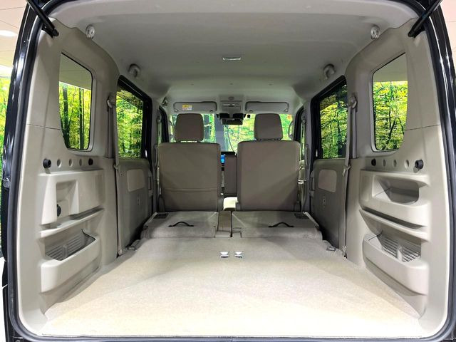 ���i�̂���������ʋ΁A���}���ɏ\���ȉ׎��X�y�[�X���m�ۂ��Ă���܂��B�Z�J���h�V�[�g��|���ƁA�傫�ȉו��̐ύڂ��\�ł���