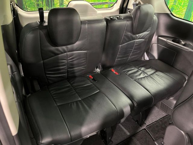3列目シートはもちろん状態良好☆大人でもゆったりと座って頂けますので、大人数でのお出かけもラクラクです♪ご家族で、気の知れた仲間で、ドライブに行くのが楽しみですね♪