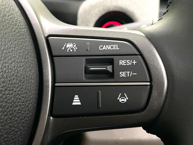 【アダプティブクルーズコントロール】高速道路での長距離走行が楽に!!自動で速度を保つクルーズコントロールが、衝突軽減システムと連携し、前方の車両を感知して車間を保つように速度調節してくれます!!