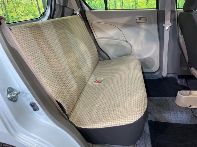 後部座席も気になるようなキズ・汚れやへたり等、大きなダメージはなく、良好な状態です。