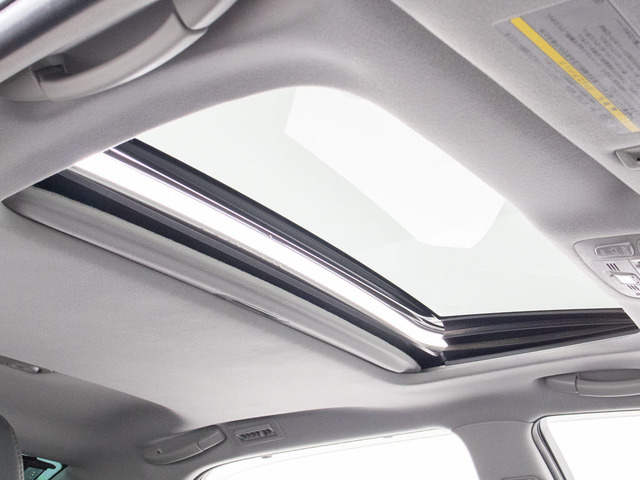 人気装備のサンルーフが付いています!上下チルトに前後スライド機能が付いていますので、様々なドライブシーンで活躍してくれます!!開放感ある車内空間は気持ちがいいですよ!是非体感してみて下さい!