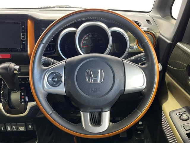 �y�����v�����X�e�A�����O�z�㎿�Ȋv���g�p���邱�ƂŁA��ɂ����������݂ƂĂ��^�]���₷���n���h���ł���