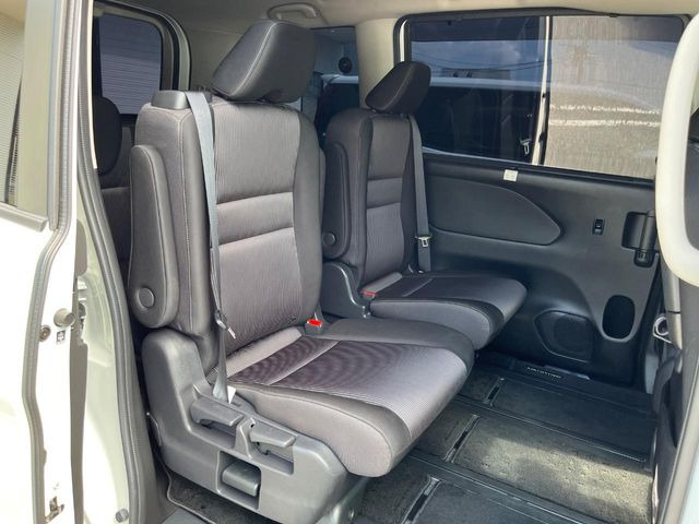 二列目中央はウォークスルーとなっております。二列目と三列目の移動や乗り降りがとっても楽になるので、乗り降りの際もストレスを感じることはありません♪