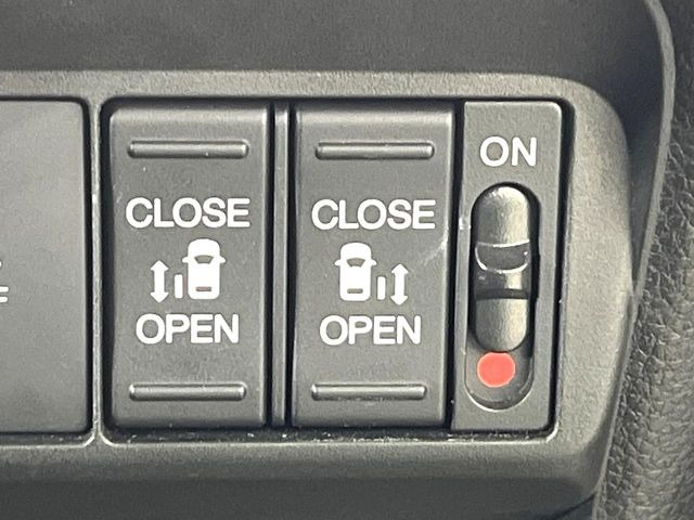 【両側パワースライドドア】スマートキーや運転席のスイッチで後席両側スライドドアの開閉が可能♪電動だから力を入れてドアを開ける必要が無く、小さなお子様でも簡単に開け閉めでき快適です♪