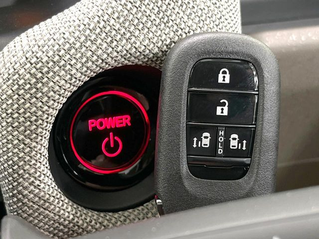 【Hondaスマートキー】カバンやポケットに入れたままでもドアの施錠・解錠が可能なスマートキーを装備。エンジンのオン・オフ時もカギを取り出す必要が無いからとっても便利です♪