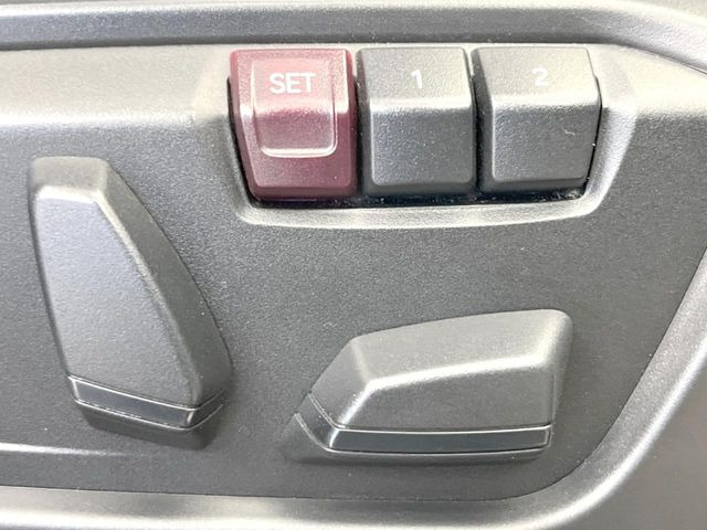 ●メモリー付きパワーシート:あなたに合わせたシートポジションが2つまで登録可能!フルパワーシートだから座席調整も楽々♪お好みのシートポジションで、ストレスないドライブをお楽しみください。