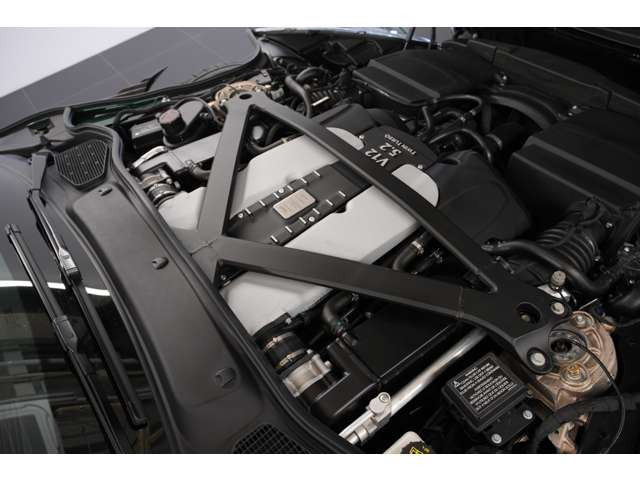 胸の高鳴りを誘うエンジンサウンドと、滑らかで力強い加速。日常から特別な時間まで、走る歓びを上質に引き出します。