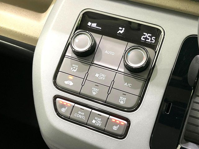 【オートエアコン】一度お好みの温度に設定すれば、車内の温度を検知し風量や温度を自動で調整。暑い&hellip;寒い&hellip;と何度もスイッチ操作をする必要はありません。快適な車内空間には必須の機能ですね♪