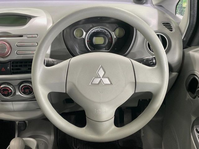 �C���e���A�ɍ��킹���f�U�C���̃X�e�A�����O�́A�^�]�������̂��Ƃ��l���A�^�]���₷���`��A�傫���ł��B�����x�A���ۂɐG���Ă��m���߂��������B