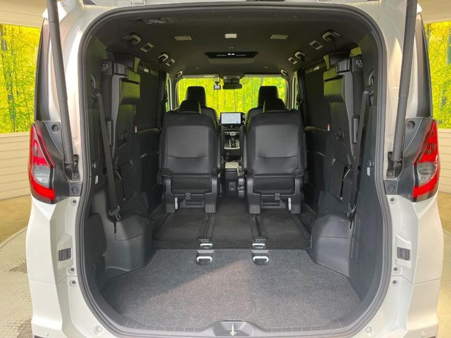 後席を格納すると、これだけの広さが!シーンに合わせたシートアレンジで、大きな荷物も積むことが出来ます♪