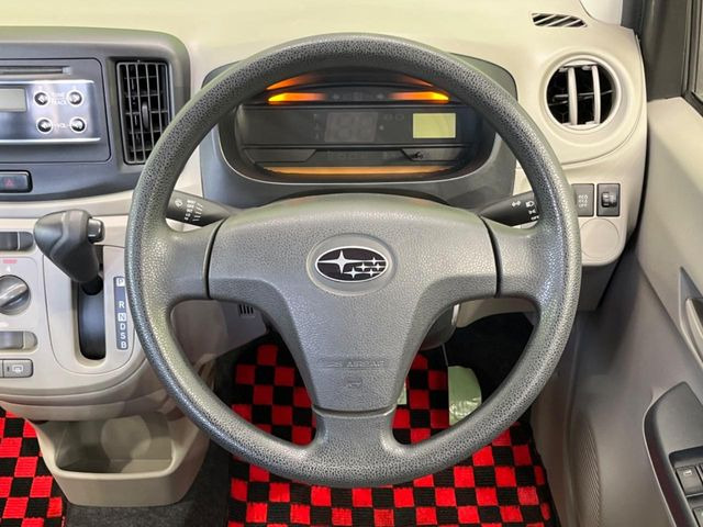 �C���e���A�ɍ��킹���f�U�C���̃X�e�A�����O�́A�^�]�������̂��Ƃ��l���A�^�]���₷���`��A�傫���ł��B�����x�A���ۂɐG���Ă��m���߂��������B