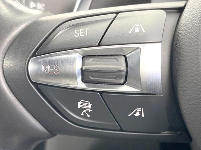 ●レーダークルーズコントロール:前の車との車間距離を一定にとりつつ、一定速度で自動走行してくれる次世代のクルーズコントロール!主に高速道路や自動車専用道路で使用する便利な機能です!